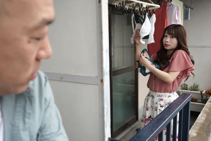 Gã nhà sát bên chuyên soi mói và cặp vợ yêu người chồng thường xuyên rên la quá to